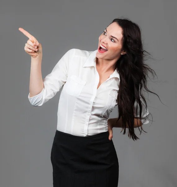 Geschäftsfrau zeigt auf Copyspace — Stockfoto
