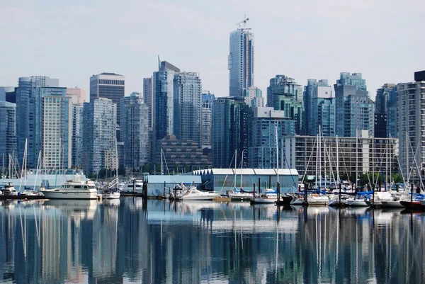 Budynkach wysokich i wysokościowych w centrum vancouver, Kanada — Zdjęcie stockowe