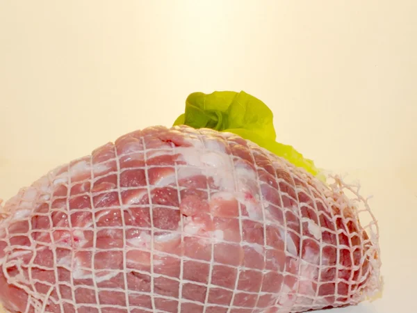 Pişmemiş domuz rostosu, fırında rulo haddelenmiş — Stok fotoğraf