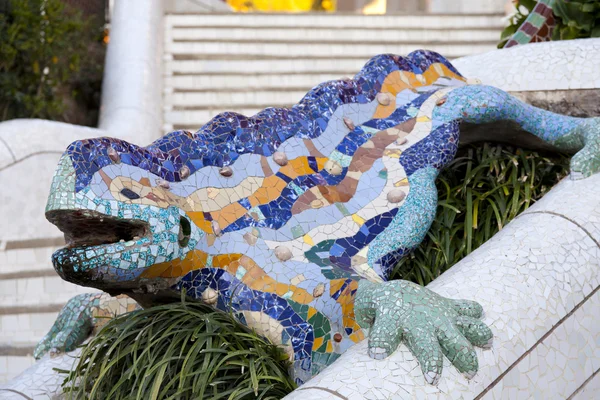 Dragão na entrada do Parc Guell — Fotografia de Stock