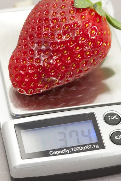 イチゴの重量を量る — ストック写真