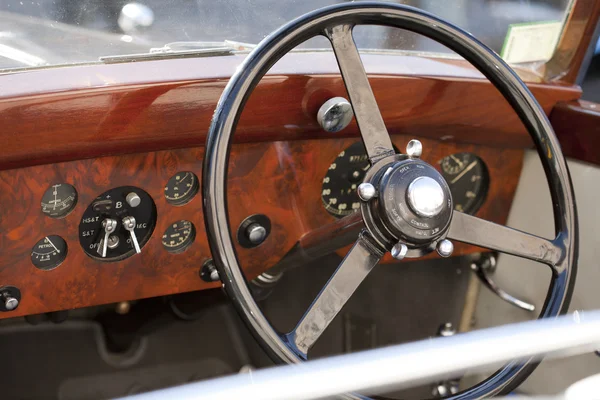 Wood steering wheel — Stock Photo, Image