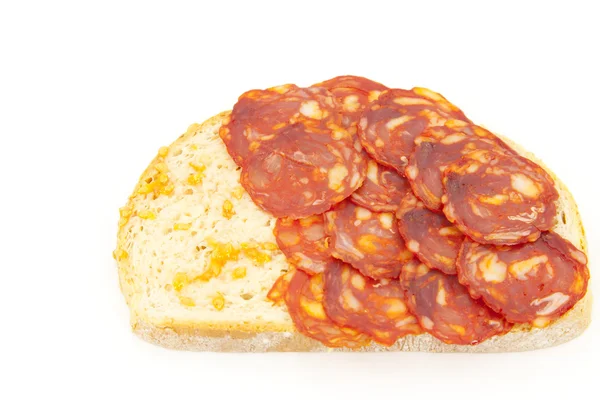 Chleb z pomidorami i kiełbasą — Zdjęcie stockowe