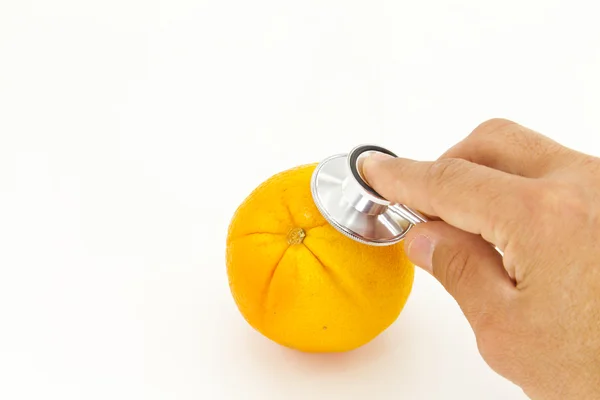 Escuchando una naranja — Foto de Stock