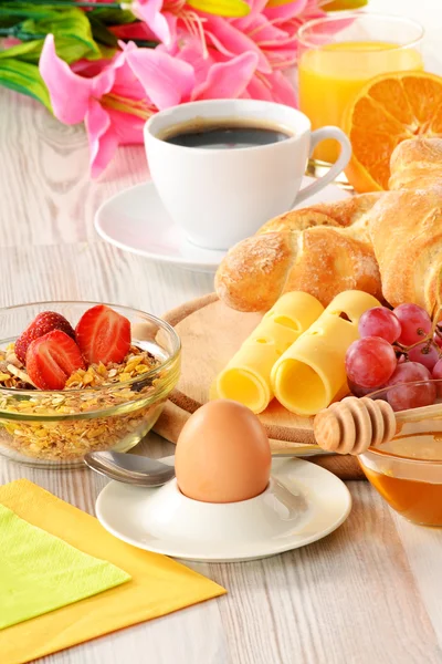 Frühstück mit Kaffee, Brötchen, Ei, Orangensaft, Müsli und Käse — Stockfoto