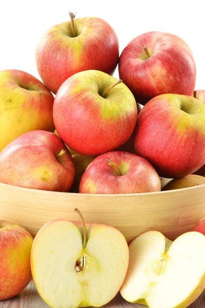 Kompozycja z jabłek w kosz na białym tle — Zdjęcie stockowe