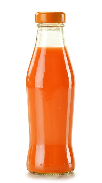 Fles wortelsap geïsoleerd op wit — Stockfoto