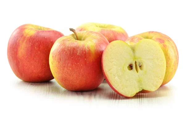 Äpplen isolerade på vitt — Stockfoto