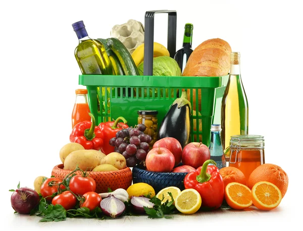 Nákupní košík s potravinami produkty izolované na bílém — Stock fotografie