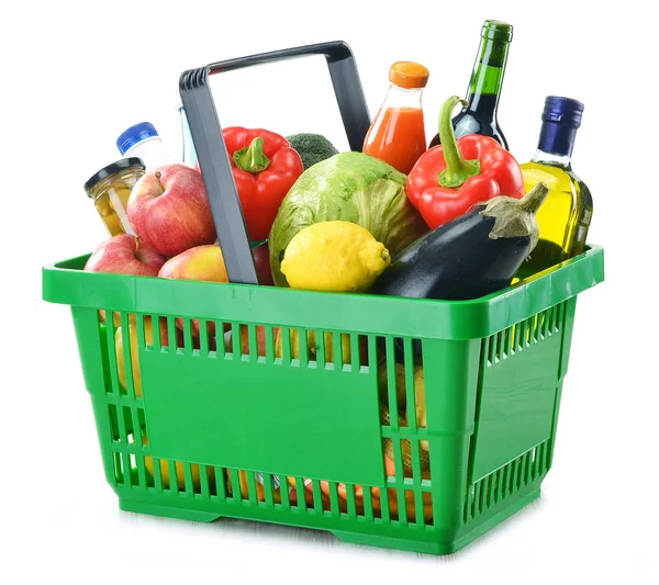 Cesta de la compra con productos de alimentación aislados en blanco — Foto de Stock