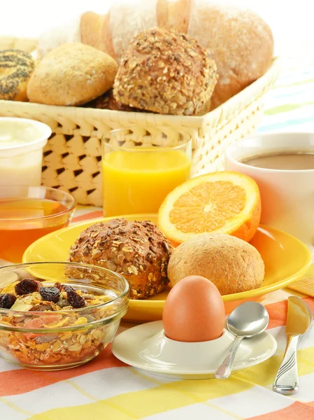 Desayuno con panecillos, huevo, queso, café y zumo de naranja — Foto de Stock