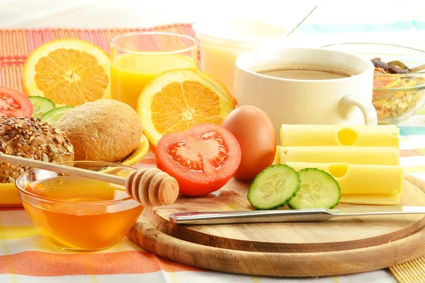 Завтрак включает булочки, яйцо, сыр, кофе и апельсиновый сок — стоковое фото