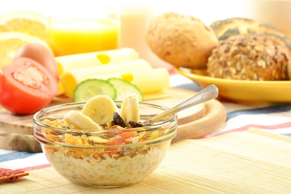 Śniadania w cenie noclegu, bułki, jaja, ser, kawy i soku pomarańczowego — Zdjęcie stockowe
