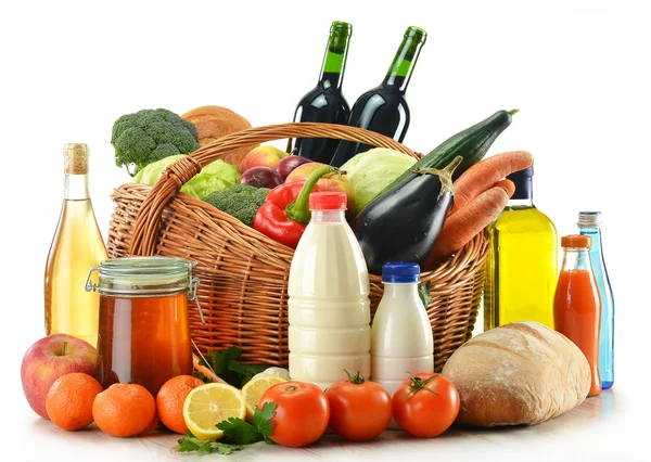 Alimentos crudos, incluidas verduras, frutas, pan y vino —  Fotos de Stock