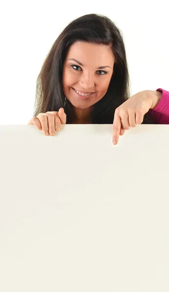 Młoda kobieta uśmiechający się trzymając pusty pokładzie na białym tle — Zdjęcie stockowe
