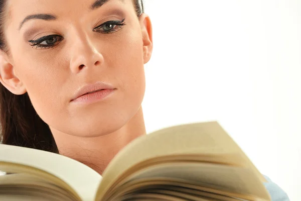 Молодая женщина читает книгу. Обучение для женщин — стоковое фото