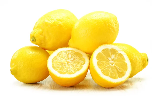 Zitronen isoliert auf weiß — Stockfoto