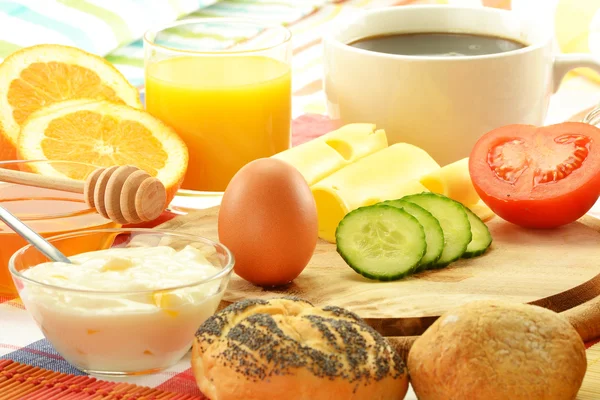 Frukost inklusive rullar, ägg, ost, kaffe och apelsinjuice — Stockfoto