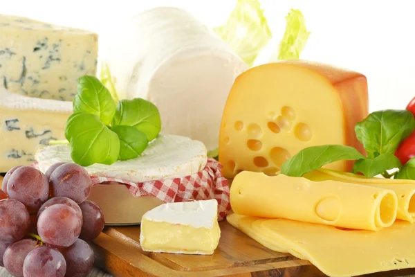 Composición con trozos de queso sobre tabla de pan —  Fotos de Stock