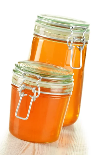 Vasetti di miele isolati su bianco — Foto Stock