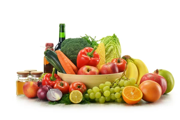 Состав с овощами и фруктами, изолированными на белом — стоковое фото