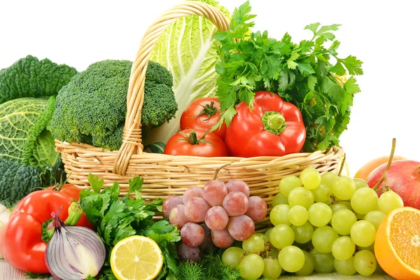 Skład z warzywami i owocami w izolowanym wiklinowym koszu — Zdjęcie stockowe