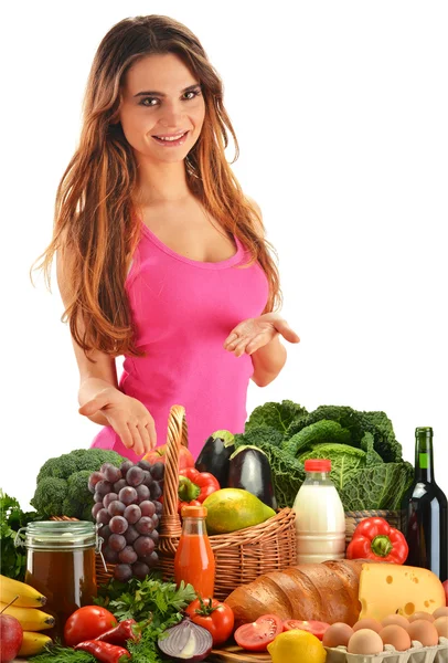 Jeune femme avec panier plein de légumes et de fruits — Photo