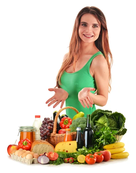 야채와 과일의 전체 바구니를 젊은 여자 — 스톡 사진