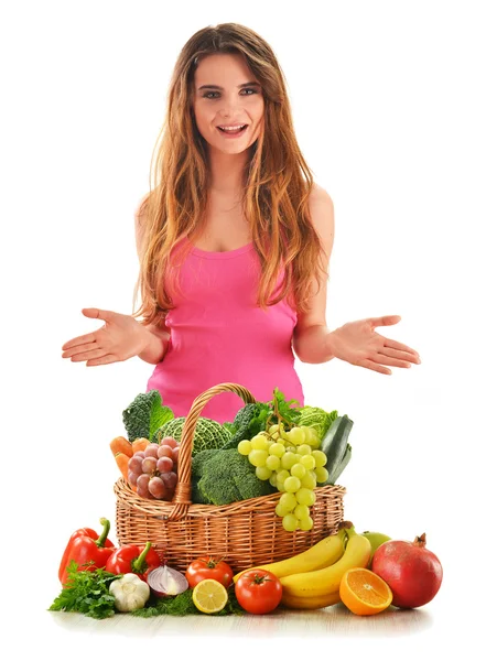 Fiatal nő a zöldségek és gyümölcsök tele kosár — Stock Fotó