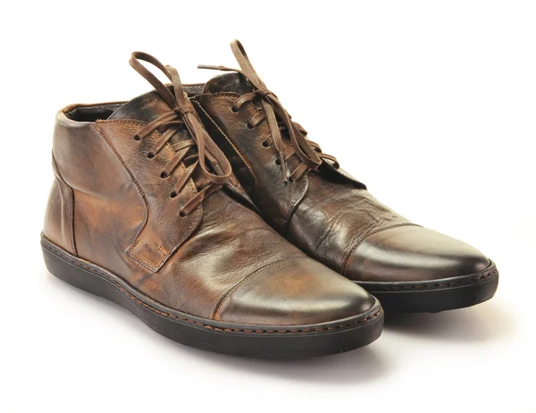 Um par de sapatos de couro de homem isolado em branco — Fotografia de Stock