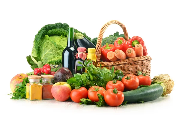 生蔬菜和柳条筐，白色隔离 — 图库照片