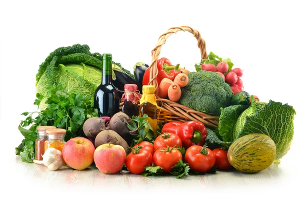 Råa grönsaker och korg isolerad på vitt — Stockfoto