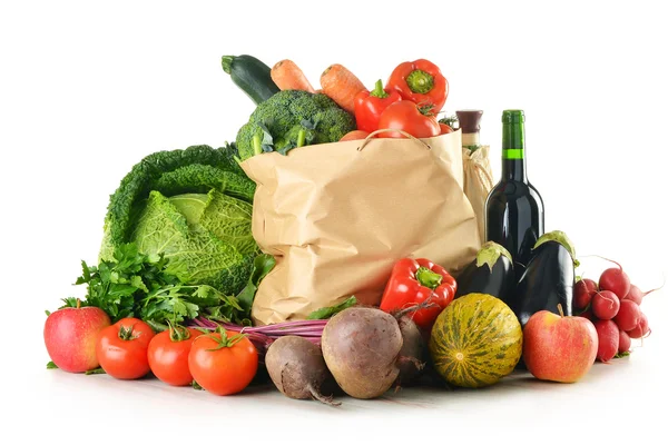 Surowe warzywa i torba na zakupy na białym tle — Zdjęcie stockowe
