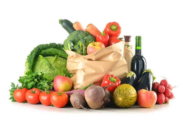 Surowe warzywa i torba na zakupy na białym tle — Zdjęcie stockowe