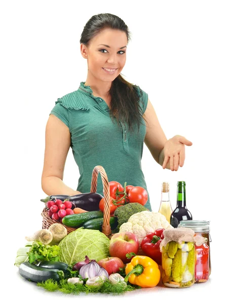 Çeşitli gıda ürünleri üzerinde beyaz izole olan kadın — Stok fotoğraf