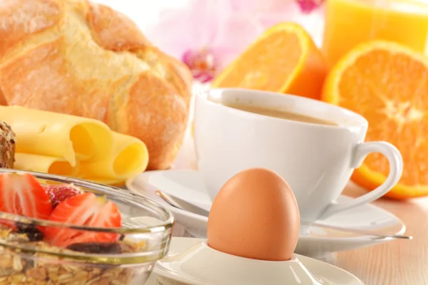 Komposition mit Frühstück auf dem Tisch — Stockfoto