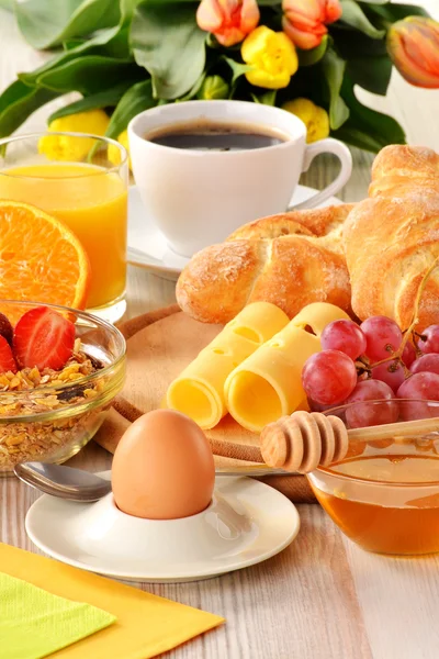Komposisi dengan sarapan di atas meja — Stok Foto