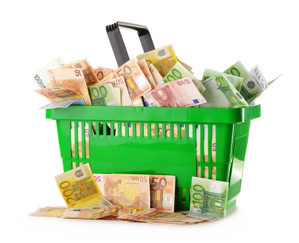 Alışveriş sepeti içinde euro banknot ile kompozisyon — Stok fotoğraf