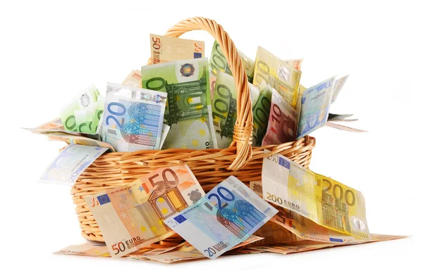 Composición con billetes en euros en canasta de mimbre — Foto de Stock