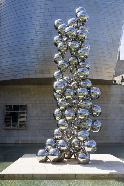Скульптура 80 кулі з нержавіючої сталі, Індійська художник Аніша Капур — стокове фото