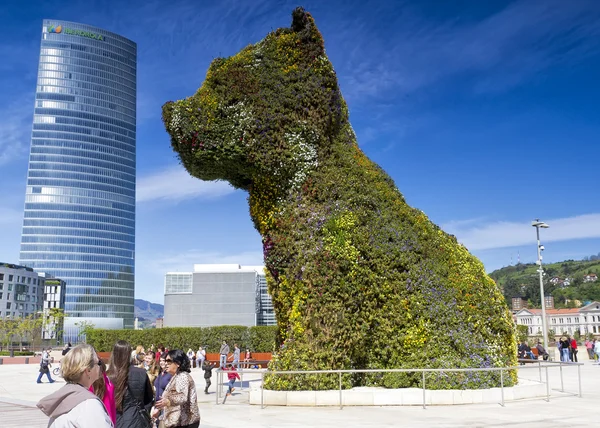 グッゲンハイム美術館で巨大な花の彫刻の子犬 — ストック写真