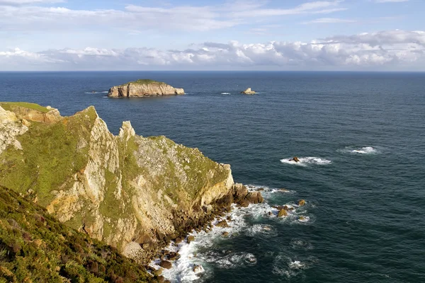 Felsen an der Küste nördlich von Asturien, Spanien. — Stockfoto