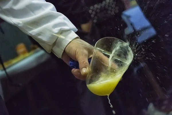 Cider gieten in een glas Stockafbeelding