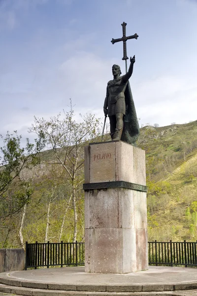 Rey Pelayo (rey cristiano de Asturias) en el Santuario de Covadonga, Asturias, España —  Fotos de Stock