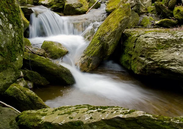 Wasserfall und Felsen Seideneffekt — Stockfoto