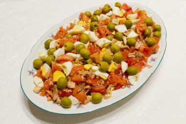 salata, domates, yumurta, ton balığı