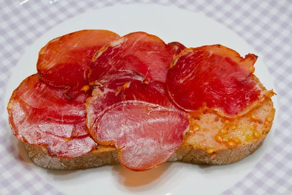 Katalan tarzı domates ovuşturdu, kırsal tarzı belası hakkında. — Stok fotoğraf