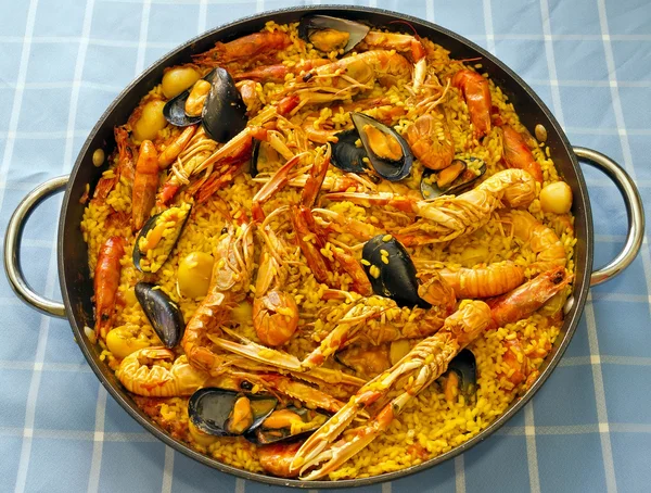 Paella valenciana, typowe dania kuchni hiszpańskiej — Zdjęcie stockowe
