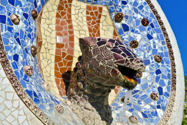 Mozaïek draak gemaakt van gebroken keramische — Stockfoto