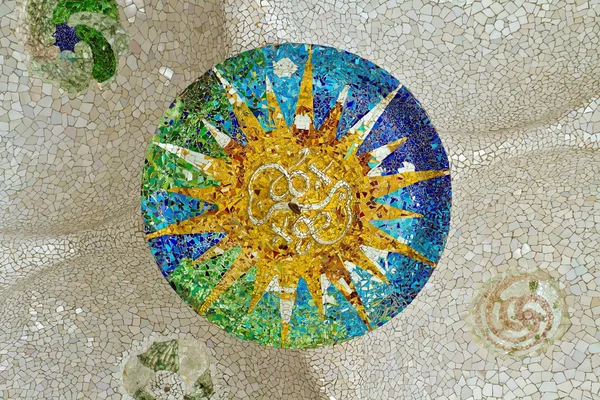 Мозаичное солнце в парке Гуэль — стоковое фото